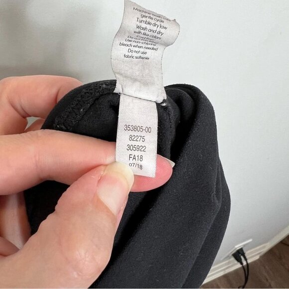 Athleta Womens Size Small Elation Capri Tight Leggings Black Mid Rise Yoga Crop - Picture 11 of 12